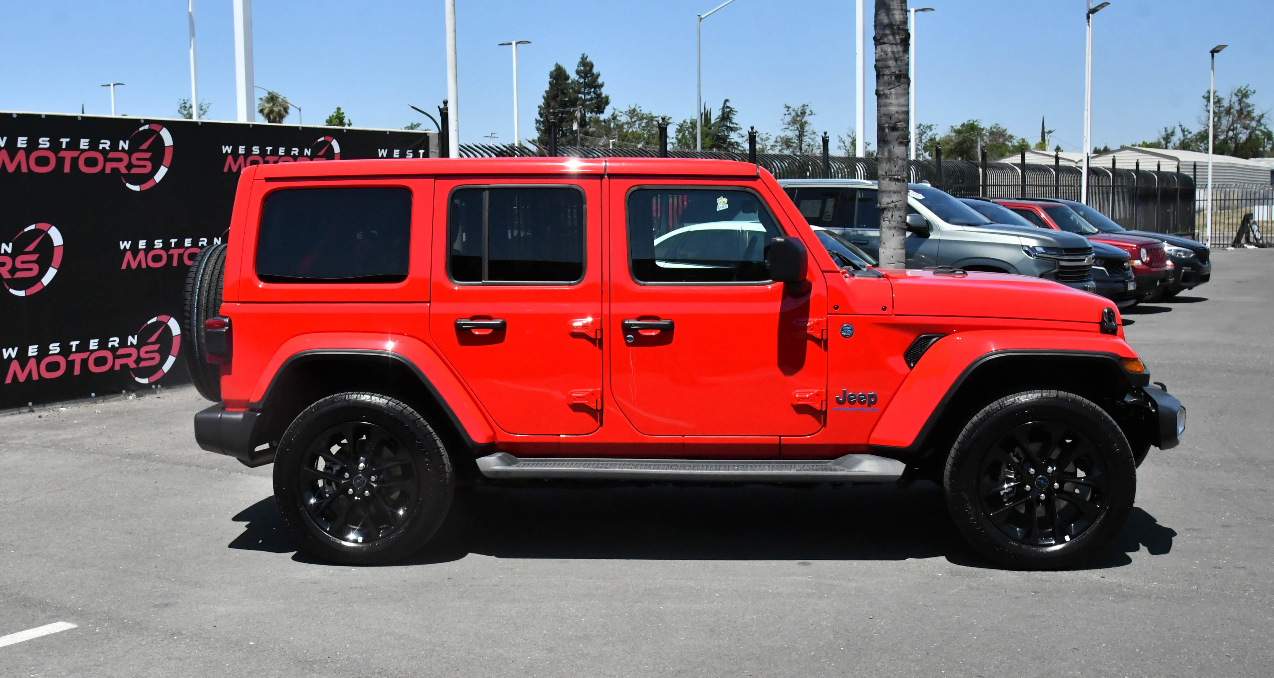 Used 2025 Jeep Wrangler Unlimited Sahara AWD/4WD image 9