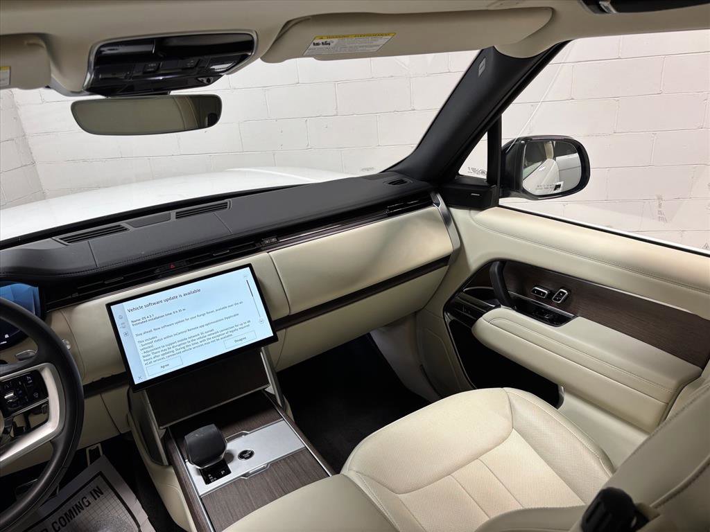 Used 2025 Land Rover Range Rover SE image 36