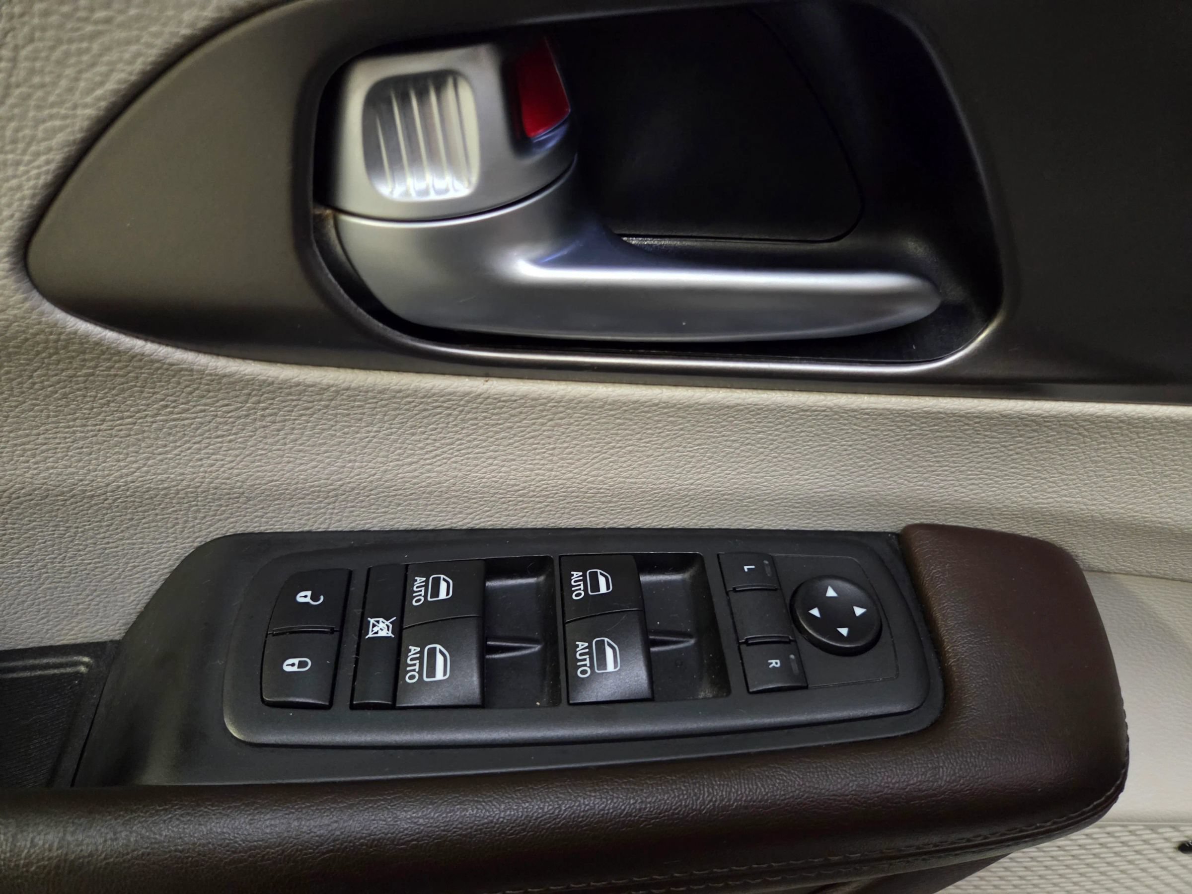 Used 2018 Chrysler Pacifica Touring-L Plus FWD image 16
