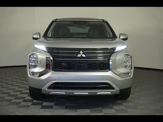 Used 2025 Mitsubishi Outlander SE AWD/4WD image 2