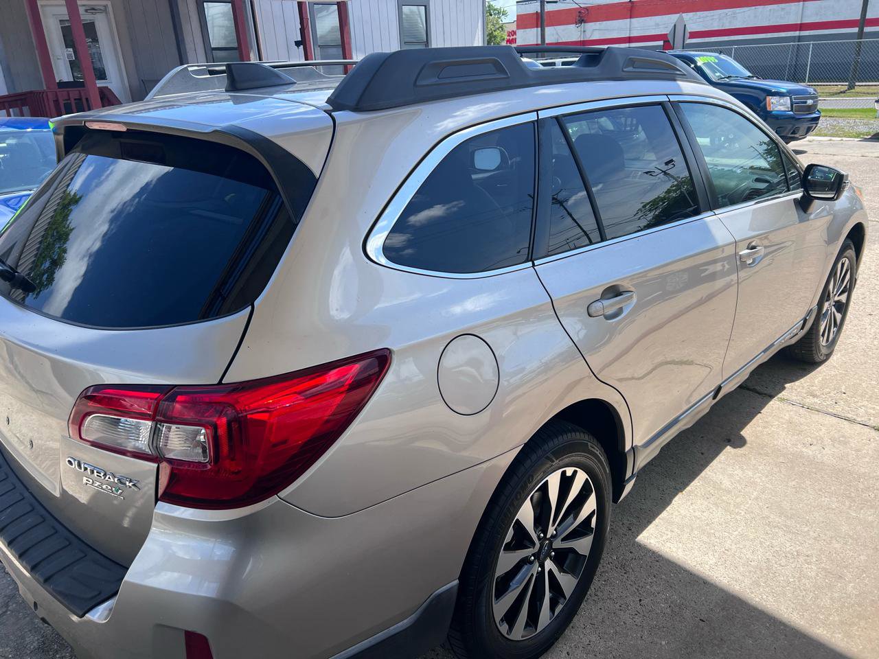 Used 2017 Subaru Outback 2.5i Limited AWD/4WD image 4