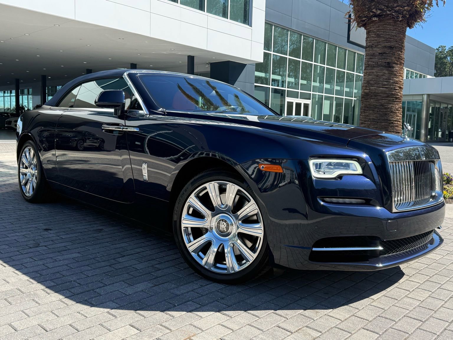 Used 2018 Rolls-Royce Dawn image 1