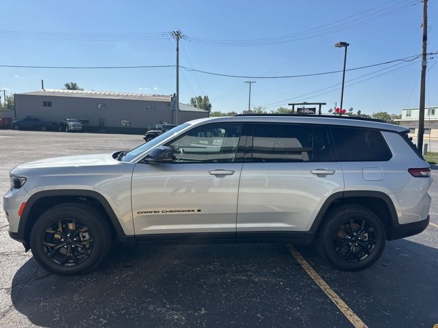 Used 2024 Jeep Grand Cherokee L Laredo image 6