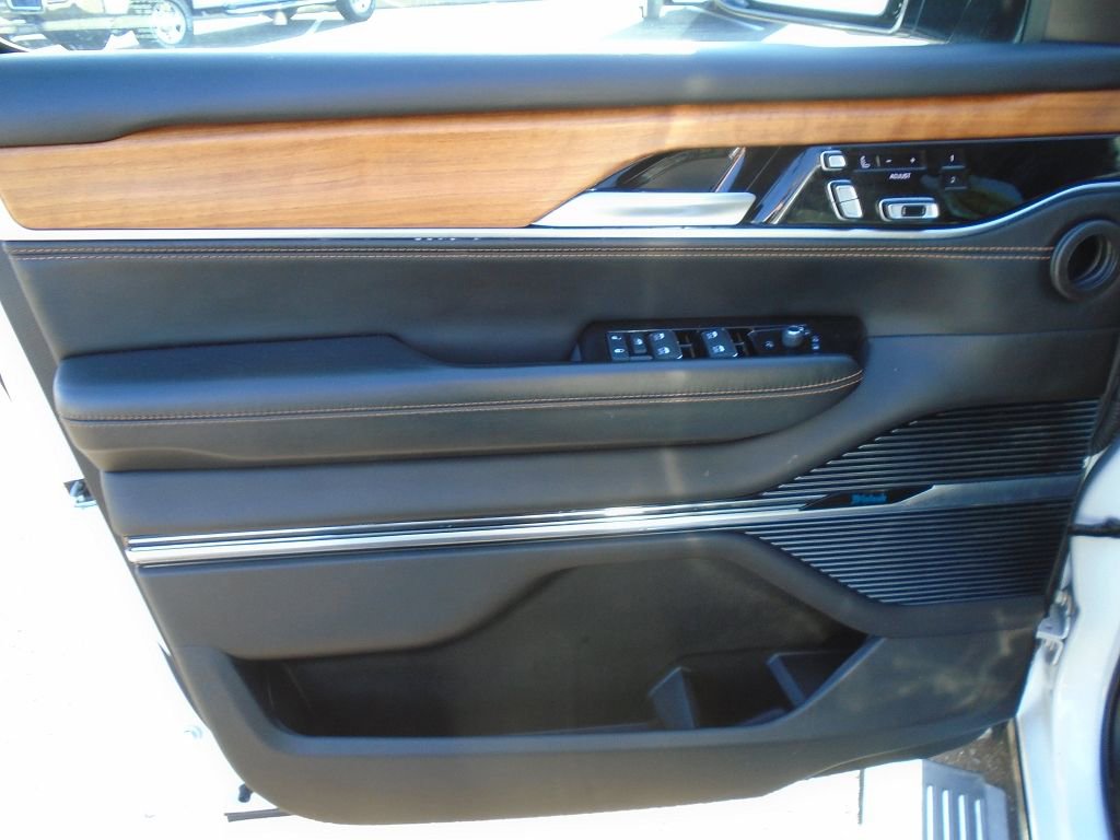 Used 2024 Jeep Grand Wagoneer L Series III image 6