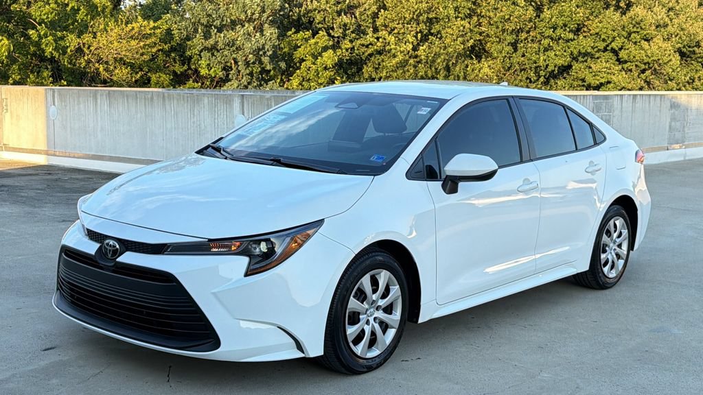 Used 2025 Toyota Corolla LE FWD image 2