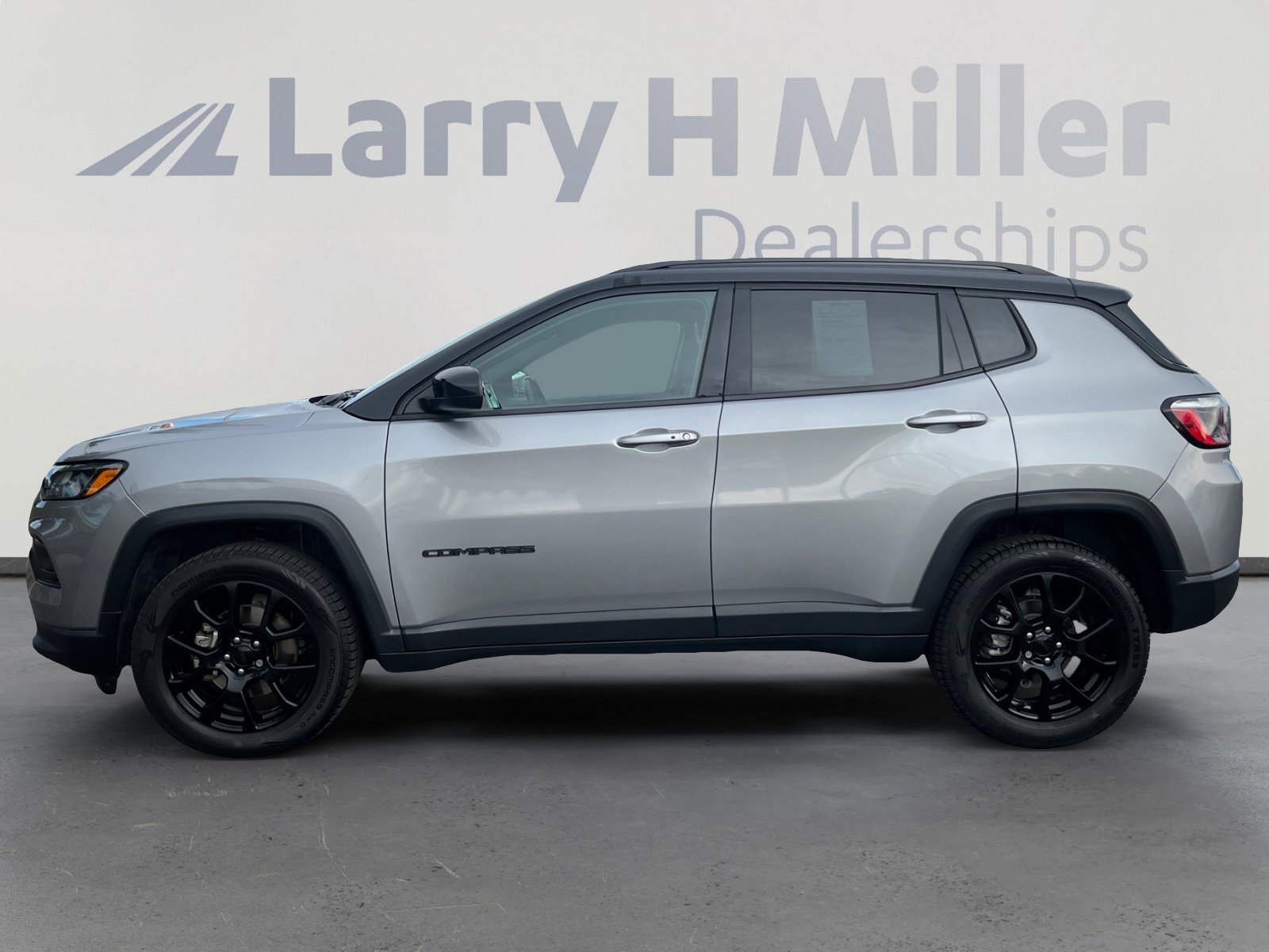 Used 2022 Jeep Compass Altitude w/ Convenience Group image 2