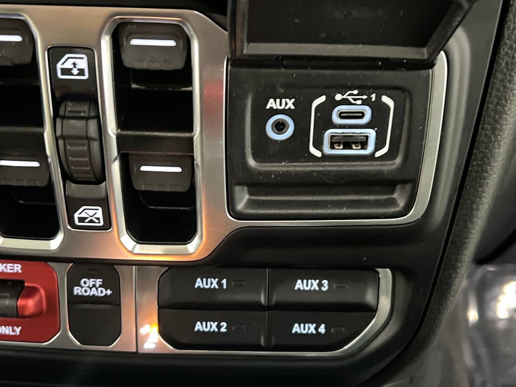 Used 2025 Jeep Gladiator Mojave w/ Convenience Group AWD/4WD image 41