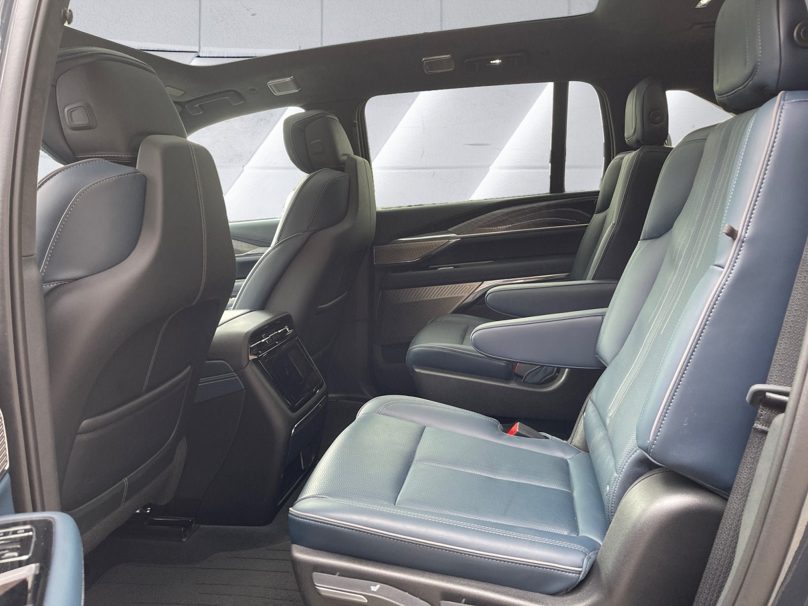 Certified 2025 Cadillac Escalade IQ Luxury 2 w/ LPO, Premium Carpet Package AWD/4WD image 14