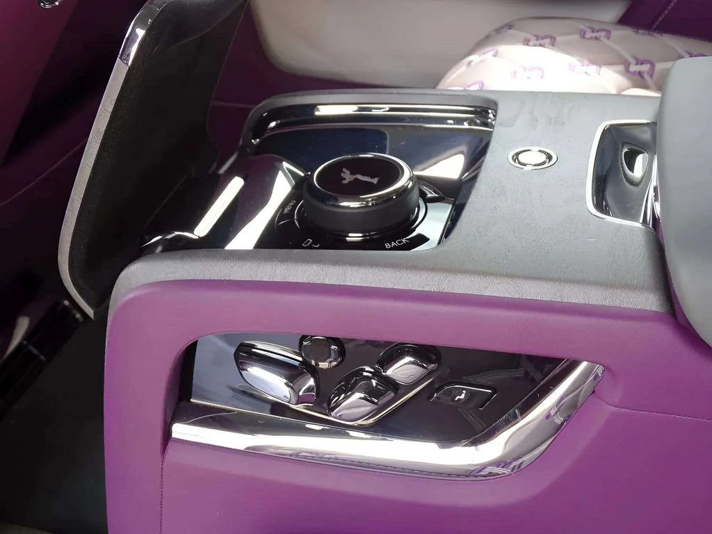 Certified 2025 Rolls-Royce Cullinan AWD/4WD image 16