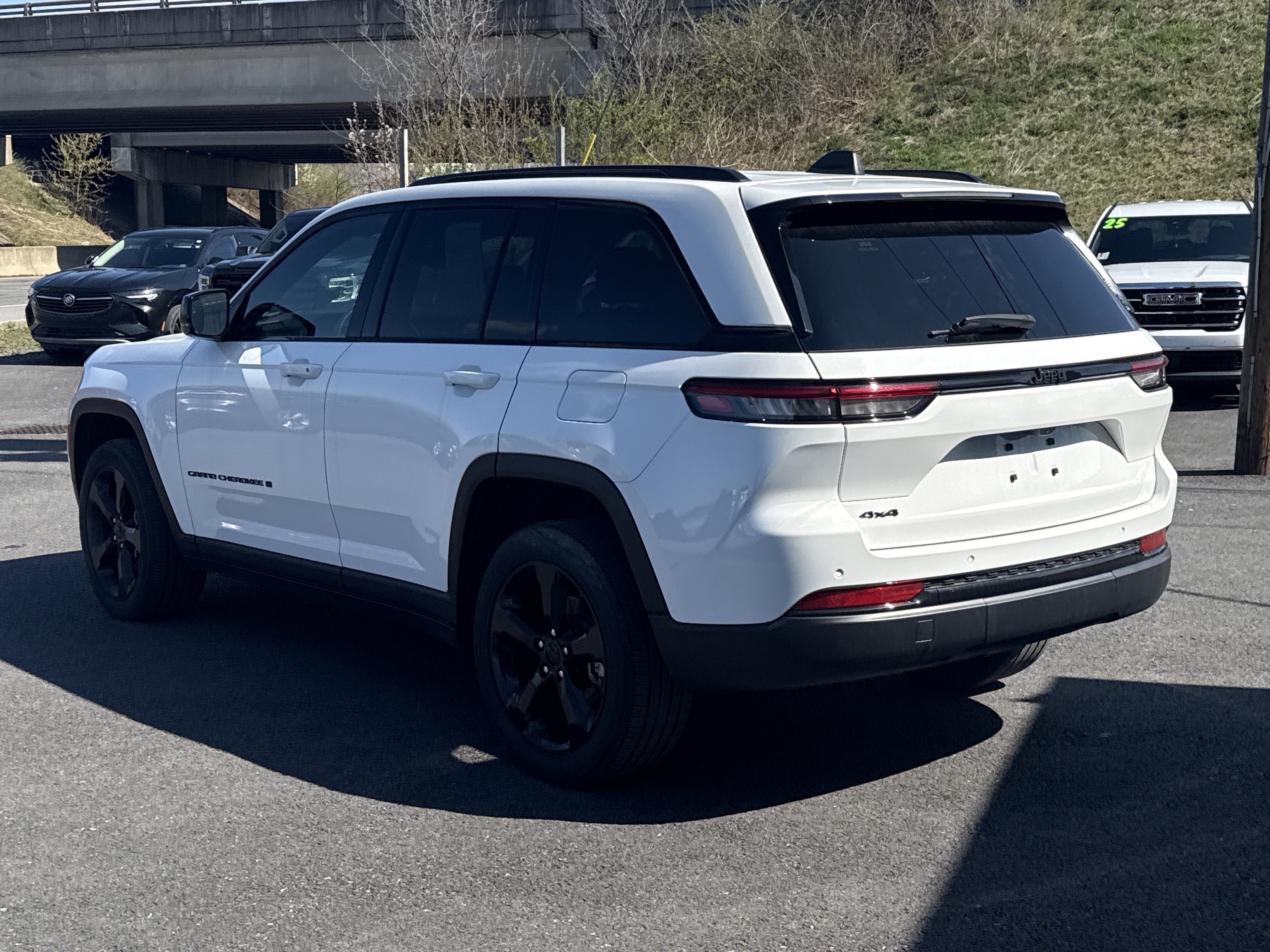Used 2023 Jeep Grand Cherokee Altitude image 6
