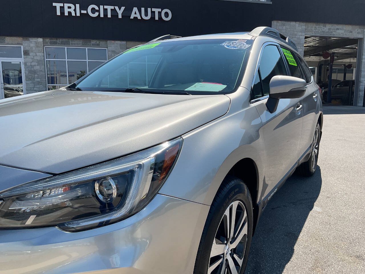 Used 2018 Subaru Outback 2.5i Limited AWD/4WD image 2