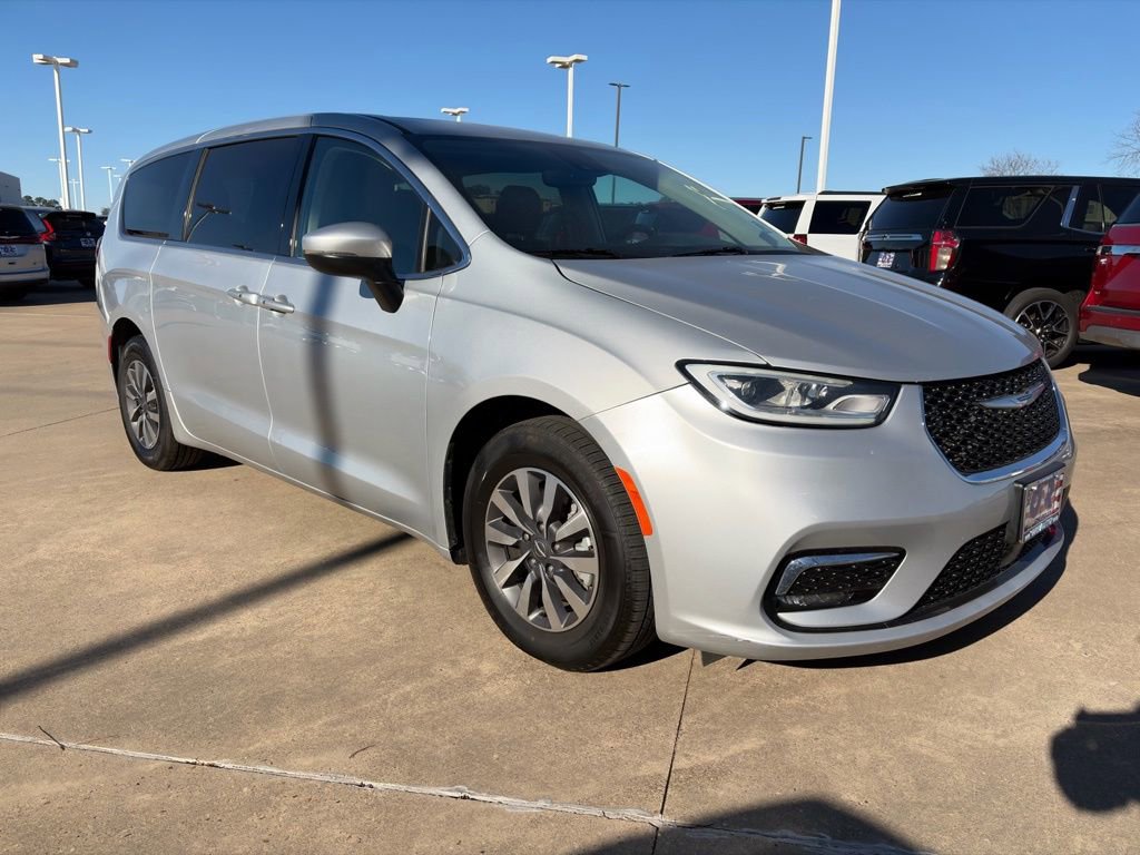 Used 2023 Chrysler Pacifica Touring-L image 2