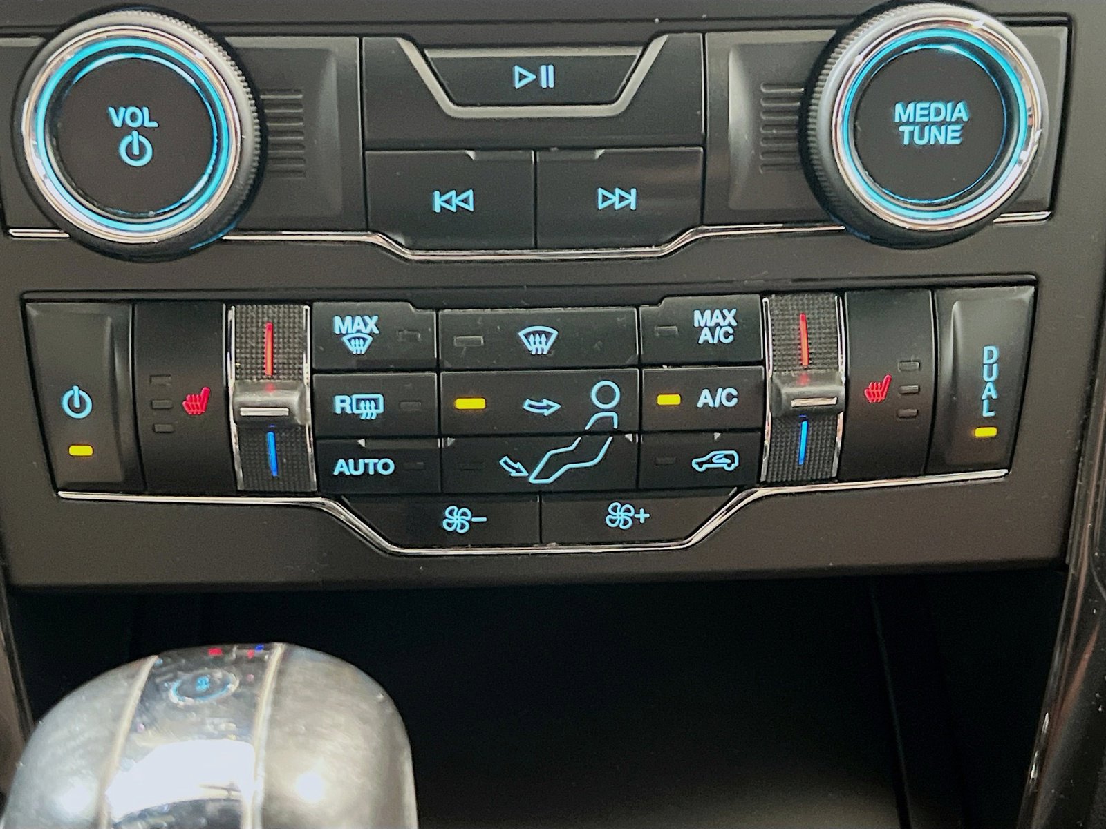 Used 2019 Ford Explorer XLT w/ Equipment Group 202A image 12