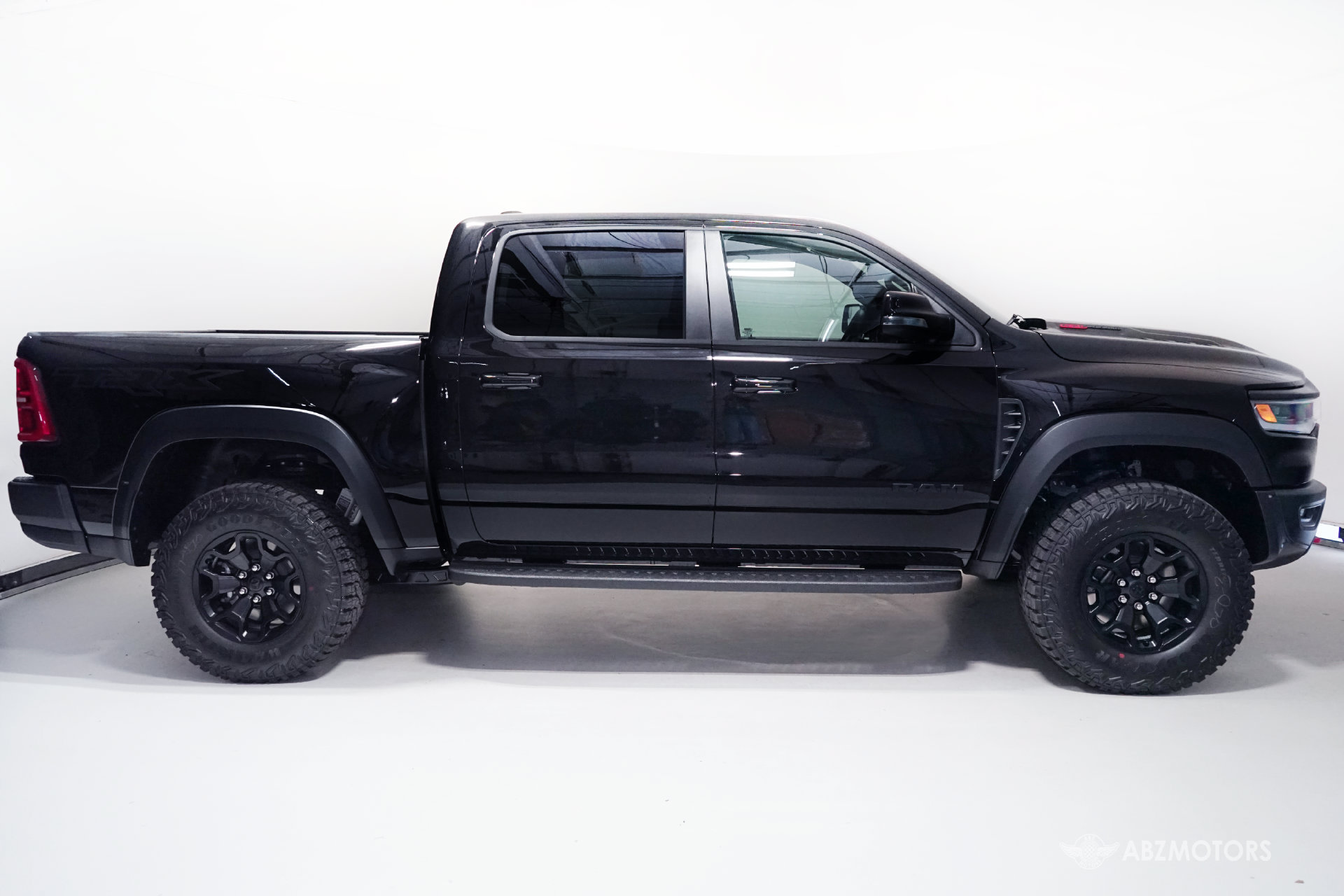 Used 2027 RAM 1500 4x4 Crew Cab image 3