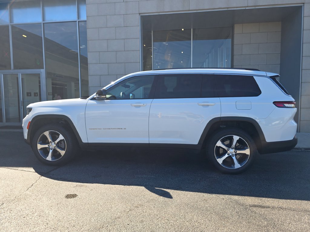 Used 2023 Jeep Grand Cherokee L Limited w/ Luxury Tech Group II AWD/4WD image 14