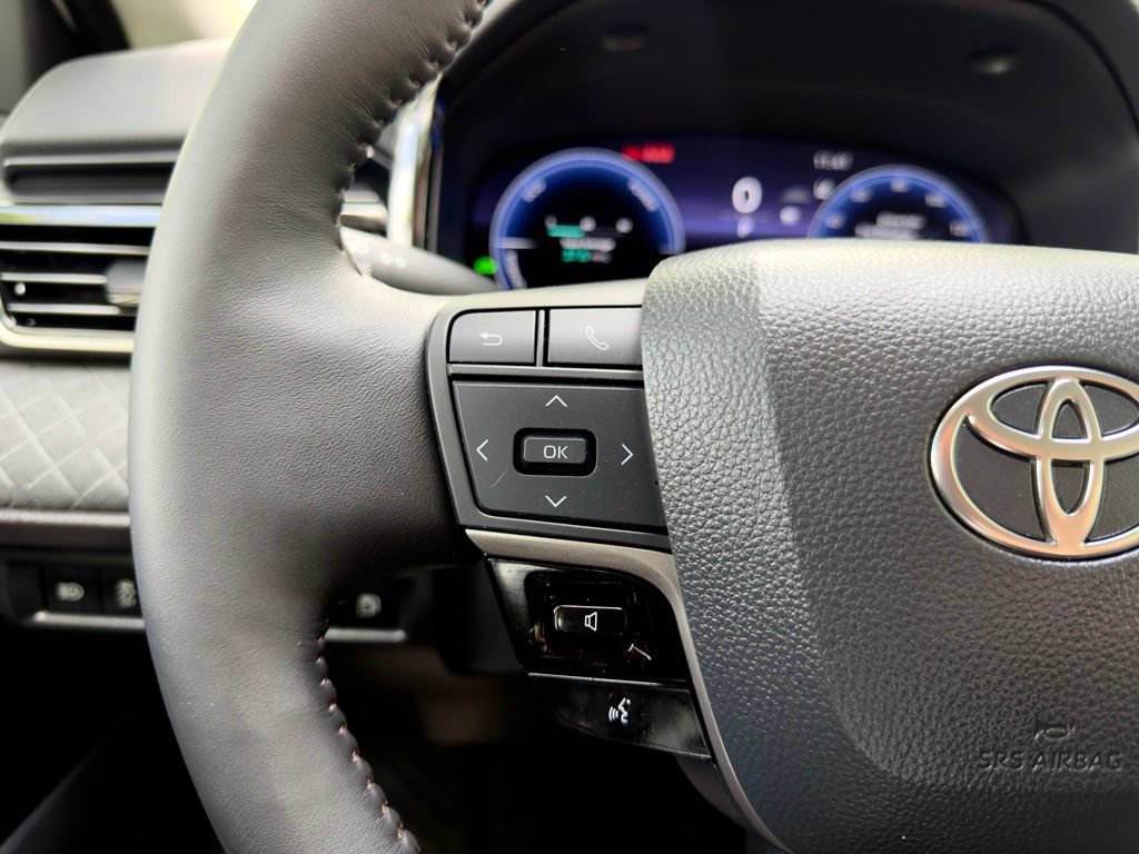 Used 2025 Toyota Camry XLE AWD/4WD image 12