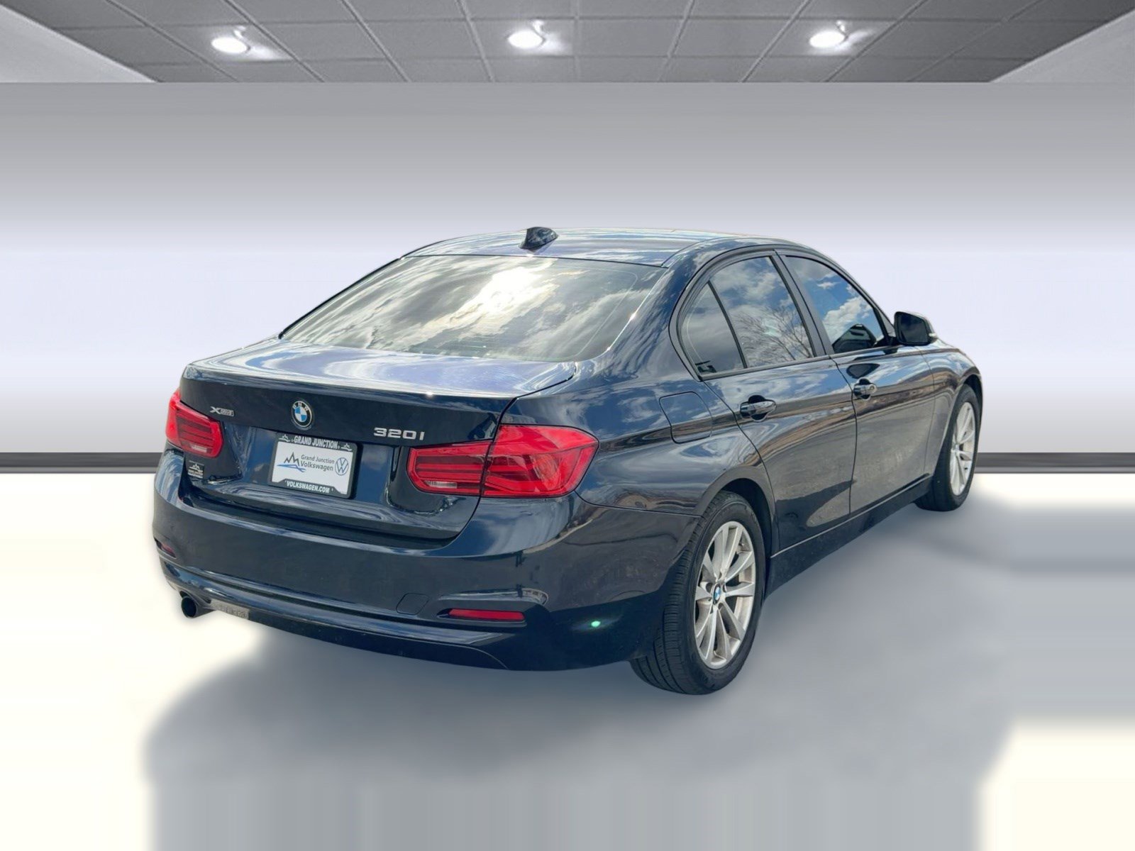 Used 2017 BMW 320i xDrive Sedan image 9