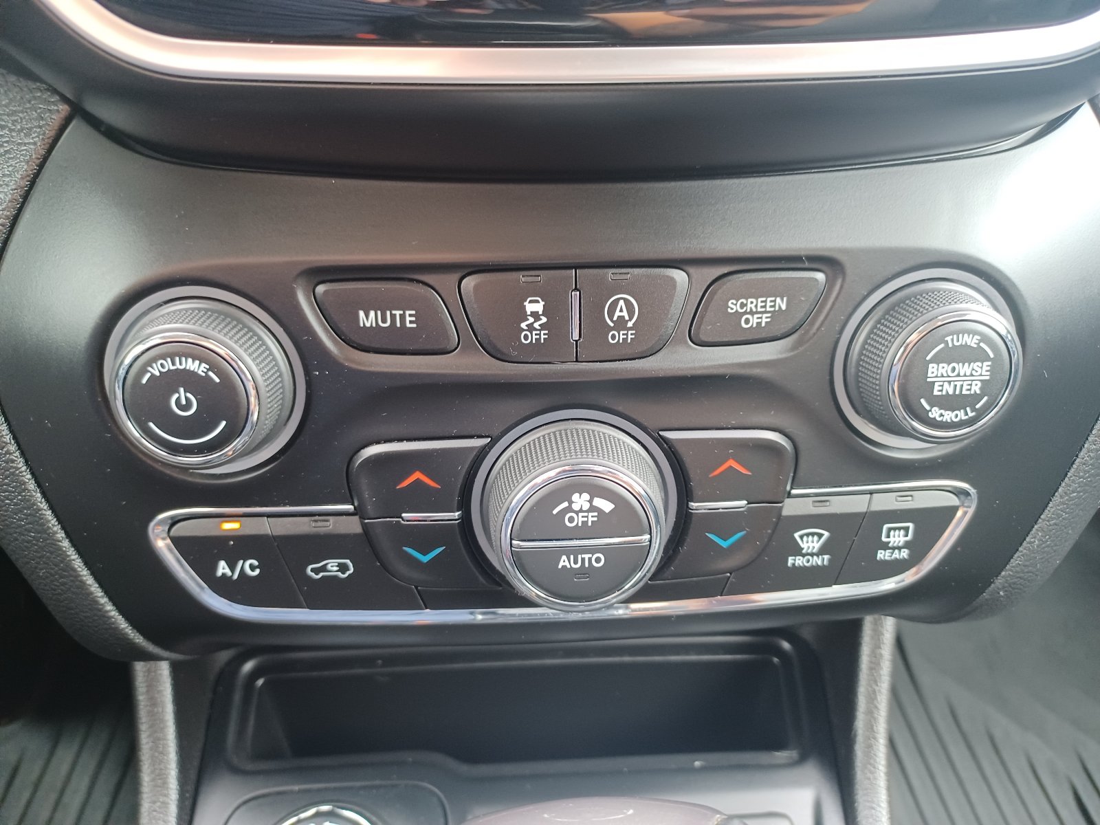 Used 2019 Jeep Cherokee Overland w/ Technology Group AWD/4WD image 23