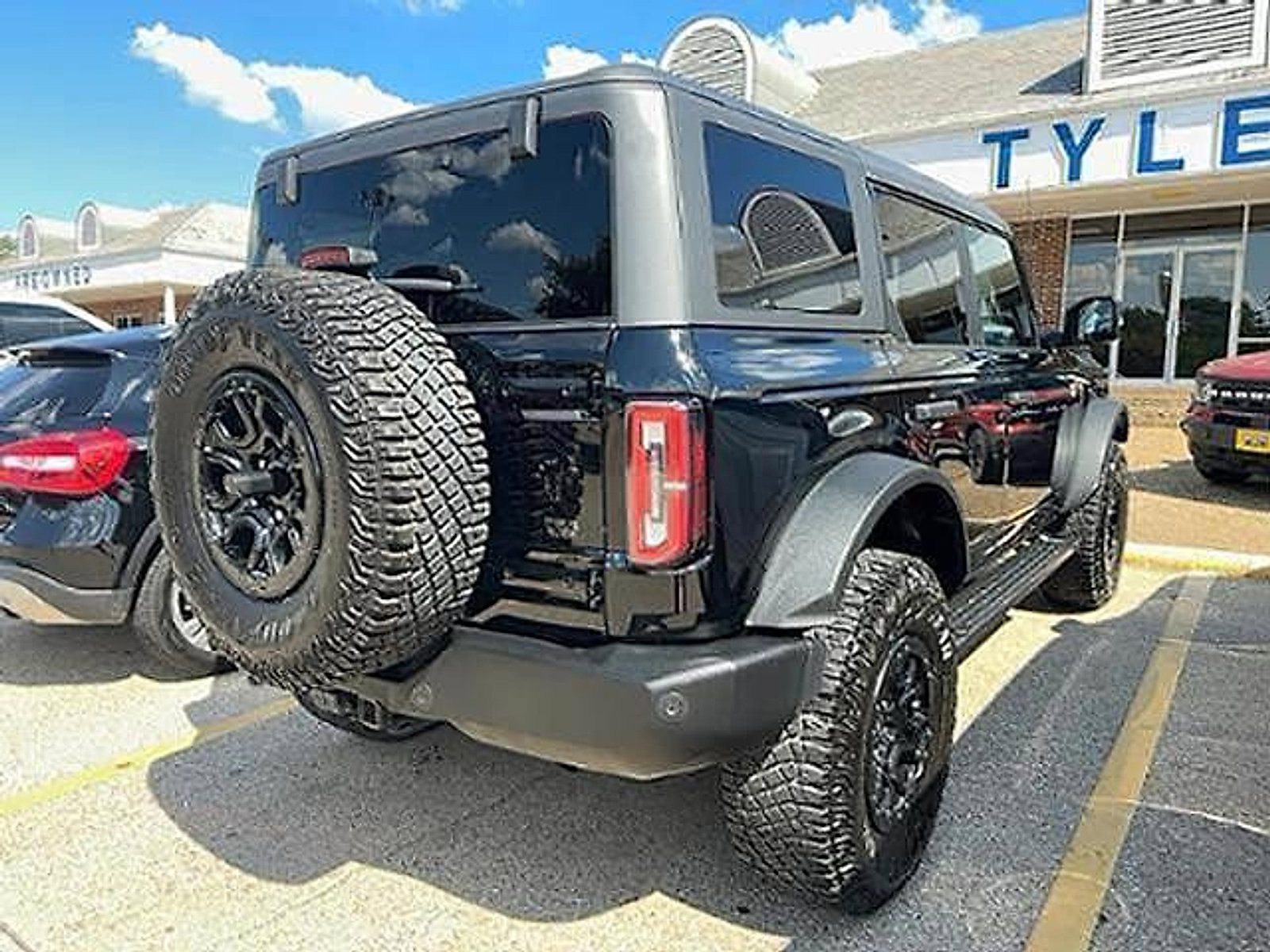 Used 2023 Ford Bronco Wildtrak image 6