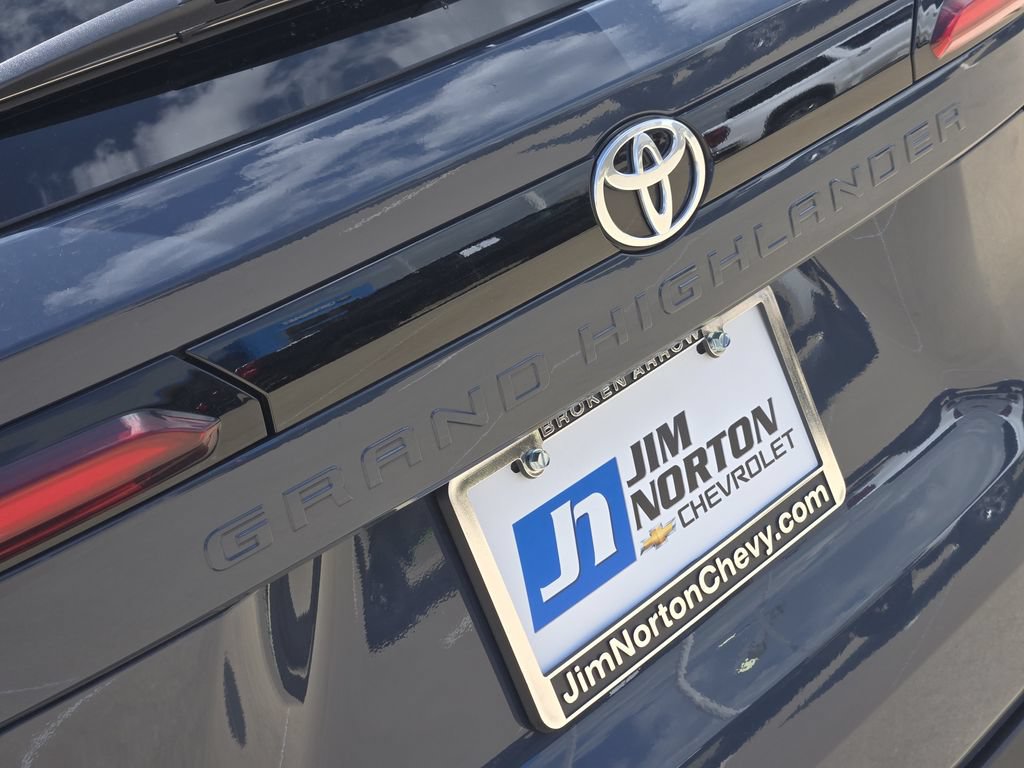 Used 2025 Toyota Grand Highlander AWD image 11
