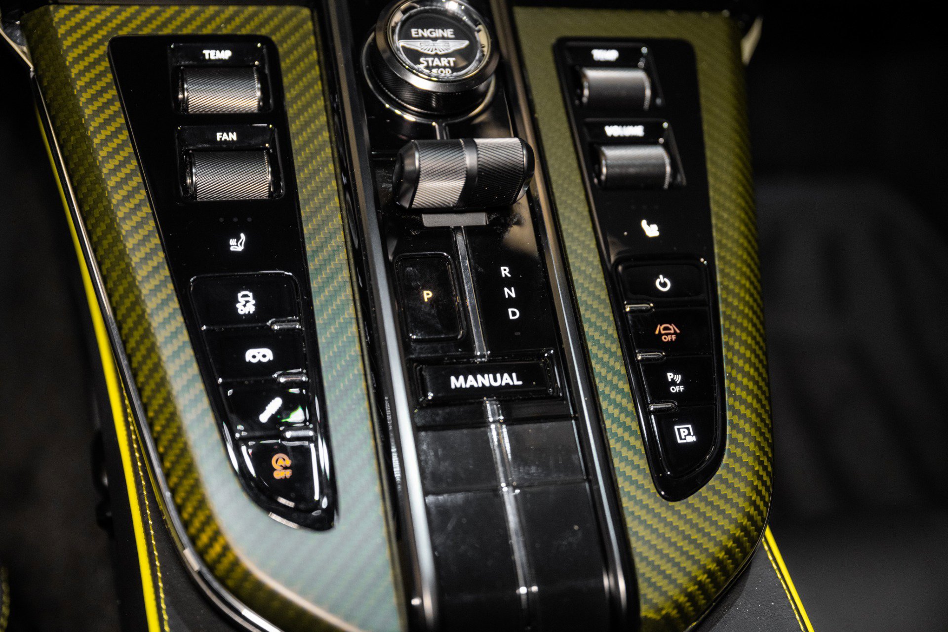 Used 2025 Aston Martin V8 Vantage Coupe image 28