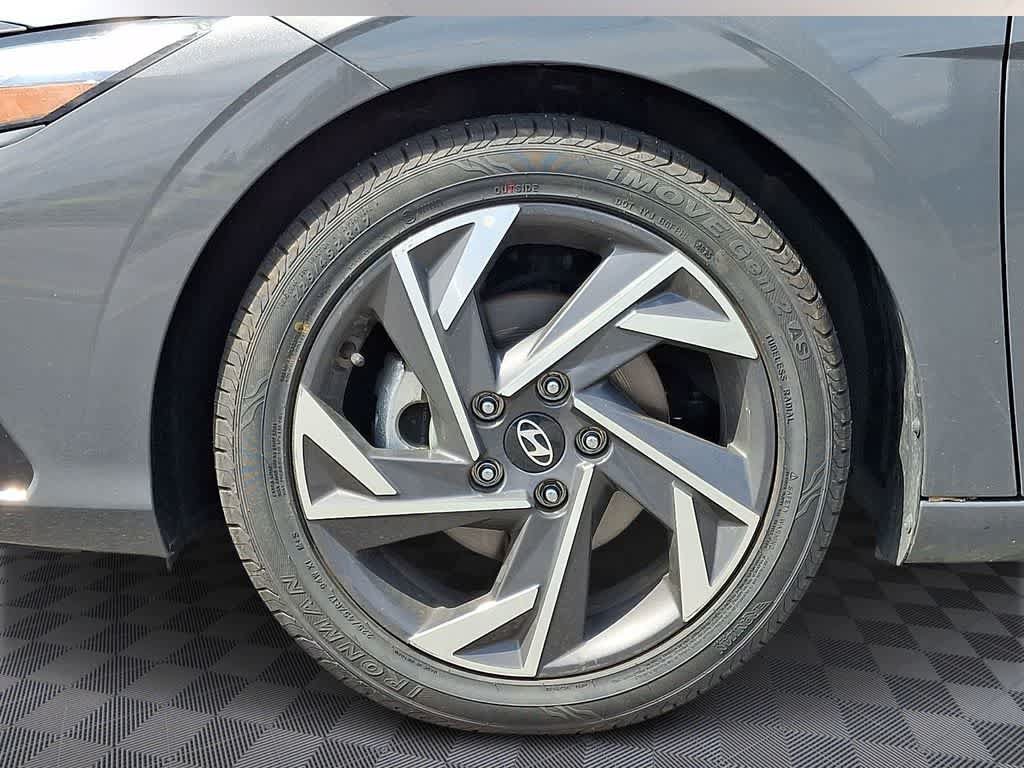 Used 2025 Hyundai Elantra Limited FWD image 8