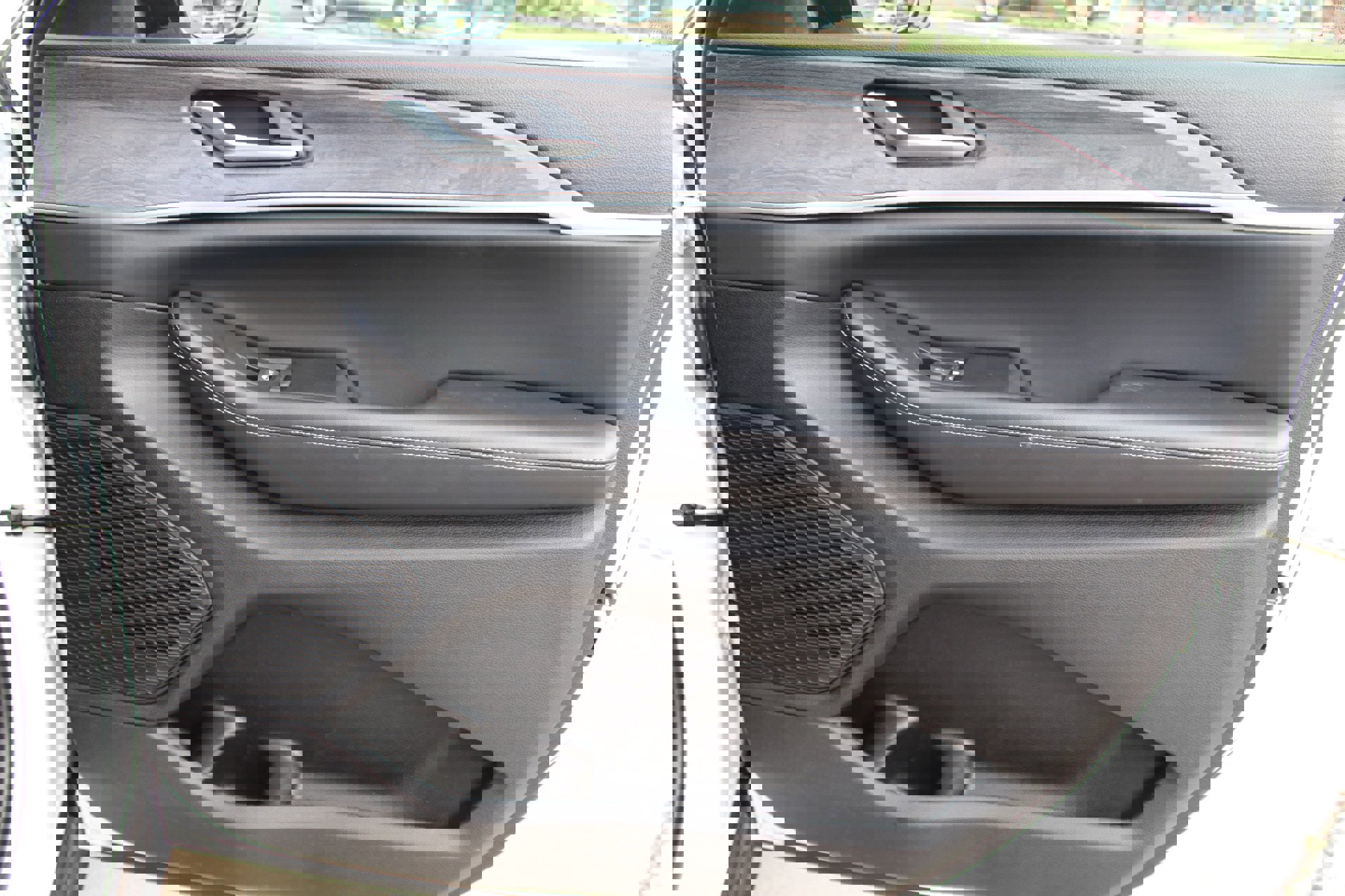 Used 2024 Jeep Grand Cherokee Limited image 19