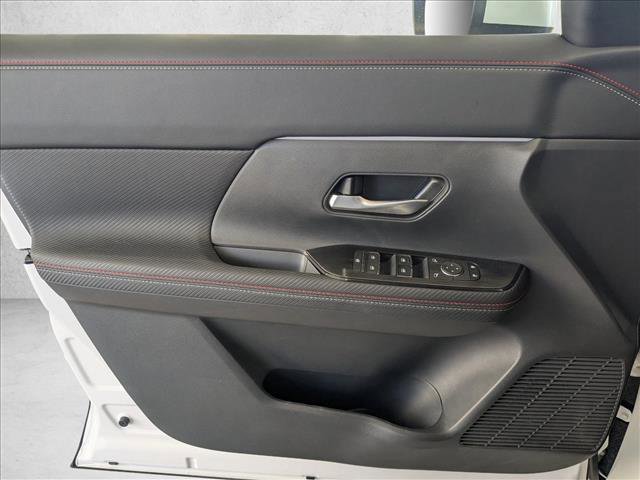 Used 2025 Nissan Kicks SR AWD/4WD image 13