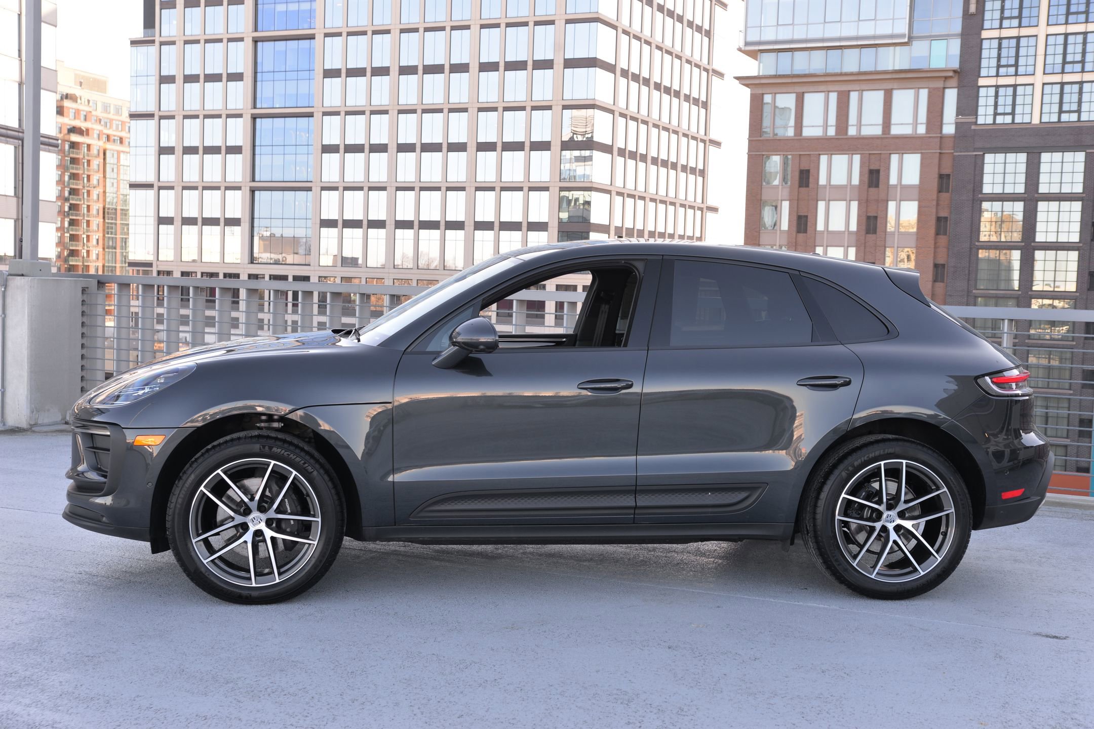 Certified 2025 Porsche Macan image 2