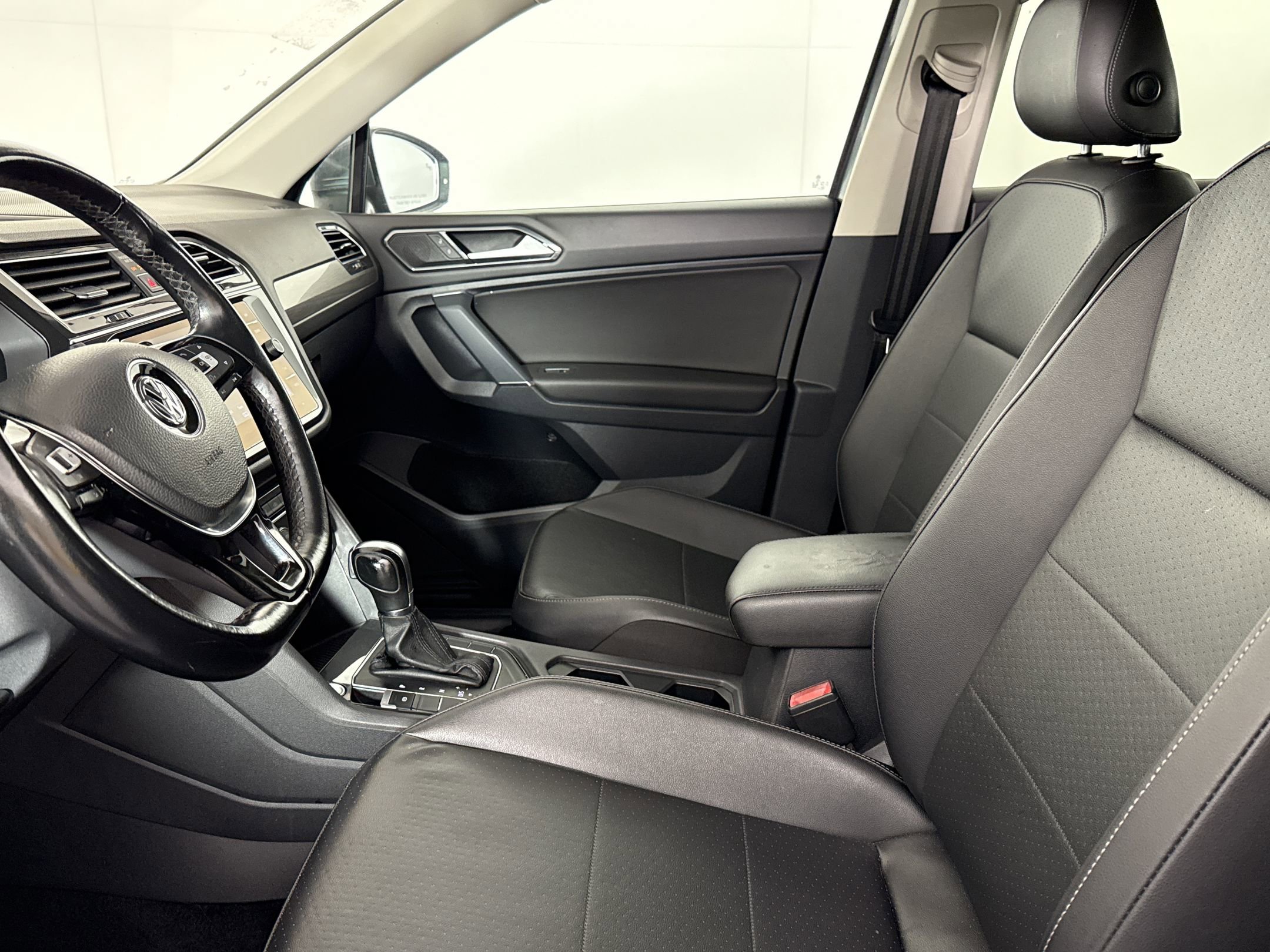Used 2018 Volkswagen Tiguan SE w/ Panoramic Sunroof Package FWD image 5