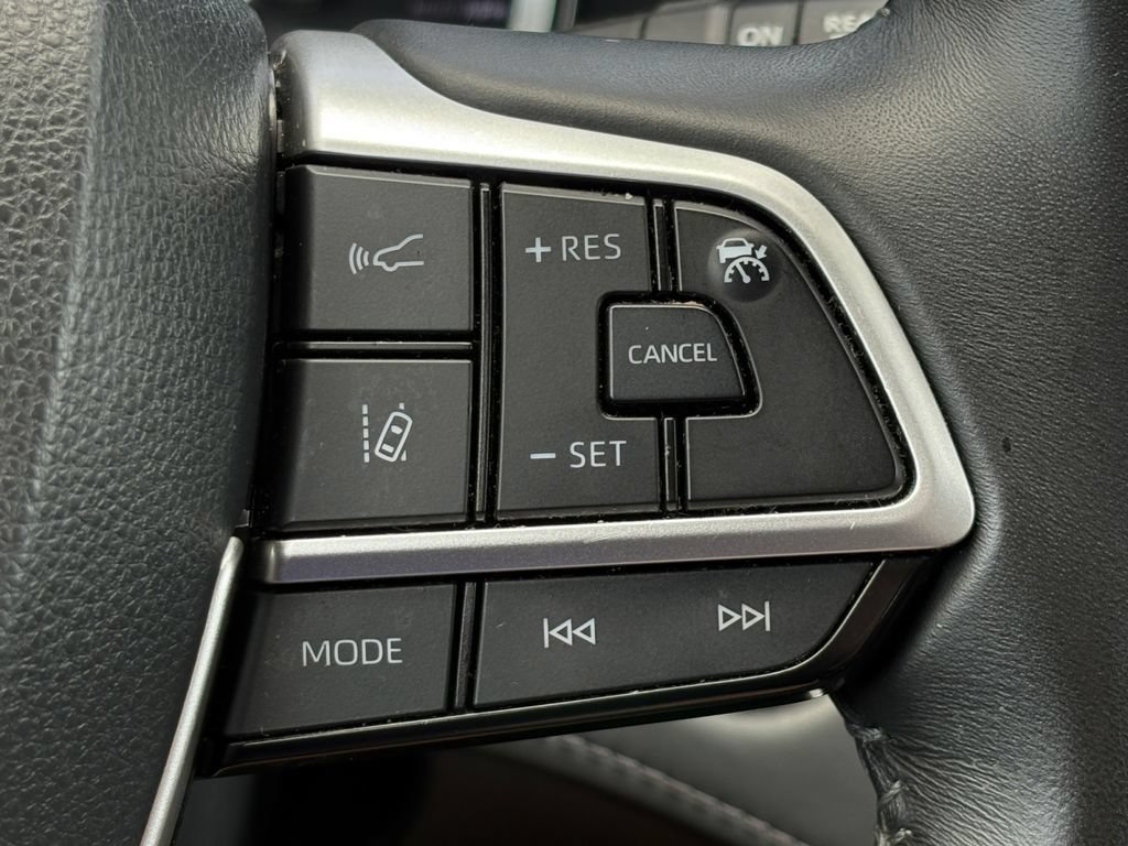 Used 2023 Toyota Highlander LE FWD image 23