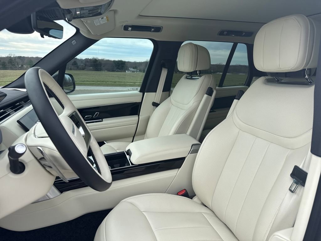 Used 2025 Land Rover Range Rover SE image 11
