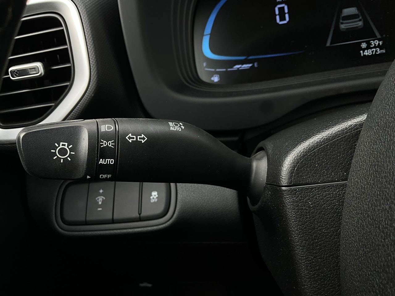 Used 2025 Hyundai Venue SEL image 36