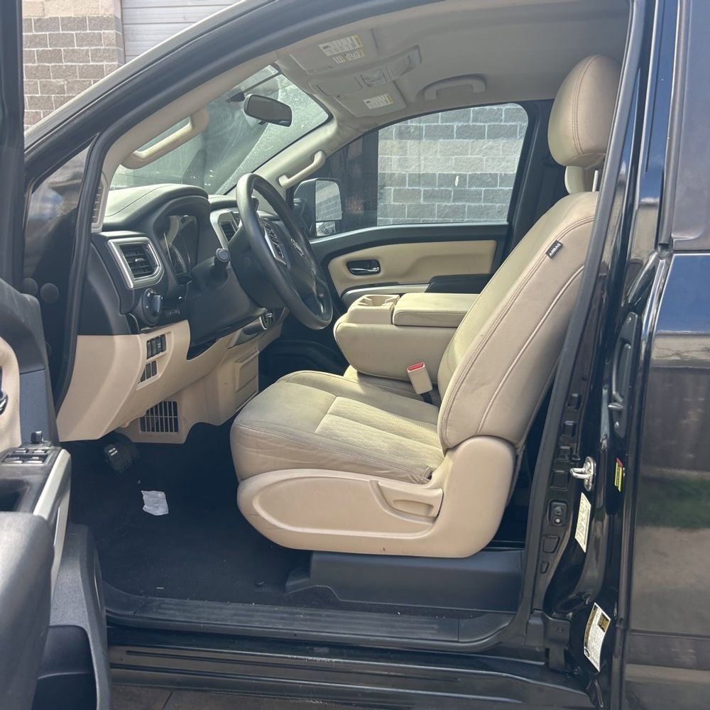 Used 2017 Nissan Titan SV image 5