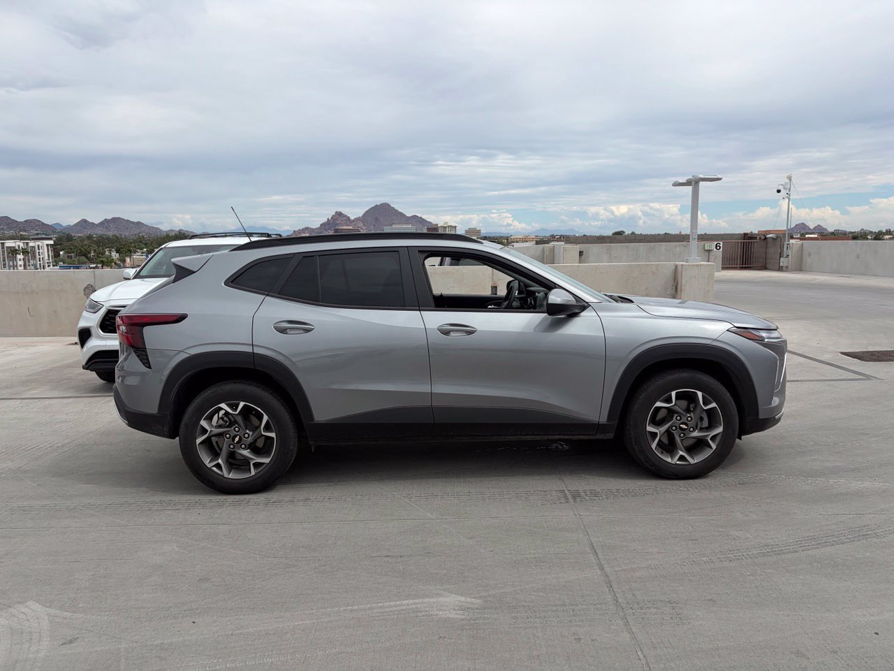 Used 2025 Chevrolet Trax LT FWD image 3