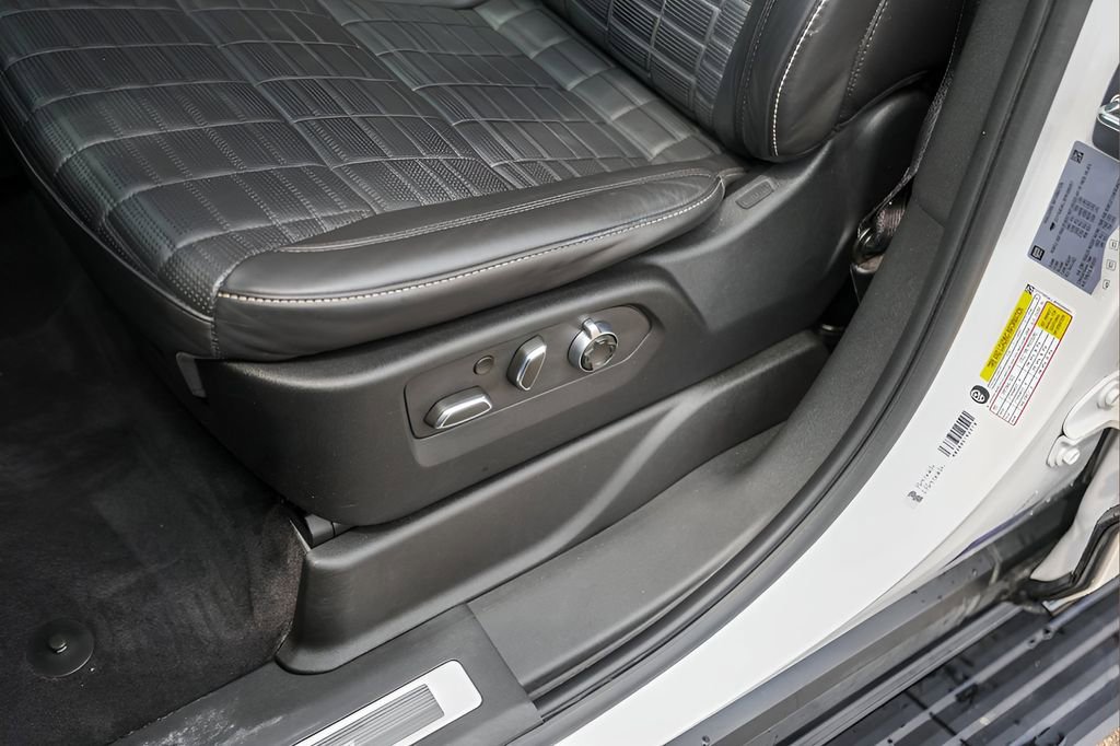 Used 2023 Cadillac Escalade Sport Platinum w/ LPO, ONYX Package image 8