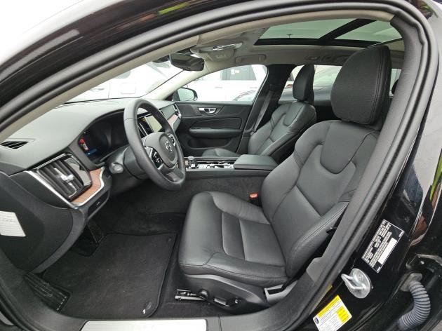 Used 2025 Volvo V60 B5 Cross Country Plus image 5