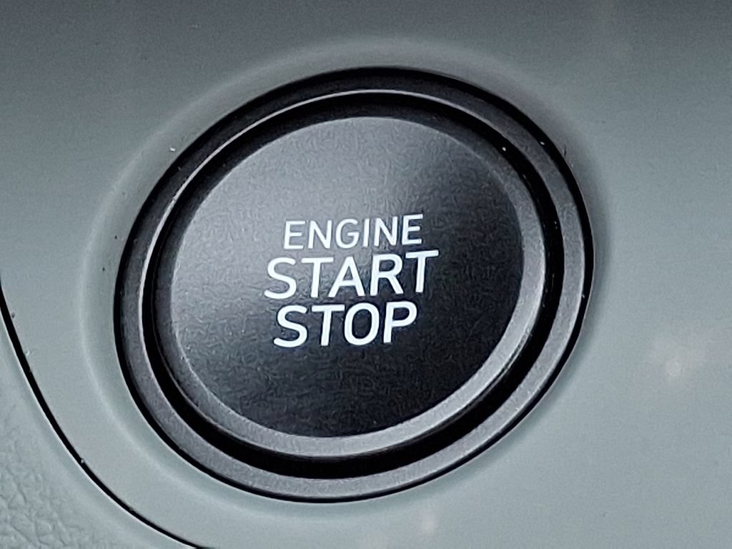 Used 2025 Hyundai Elantra Limited FWD image 19