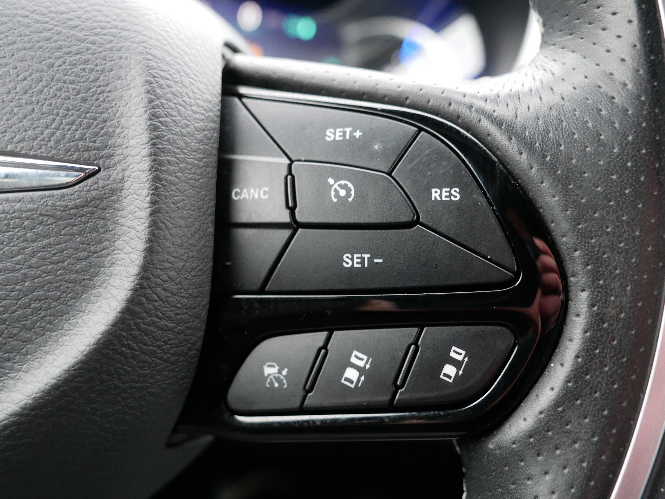 Used 2021 Chrysler Pacifica Limited w/ Uconnect Theater Family Group image 29