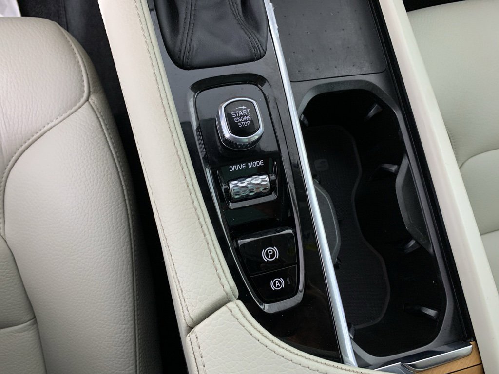 Used 2021 Volvo XC90 T6 Momentum image 18