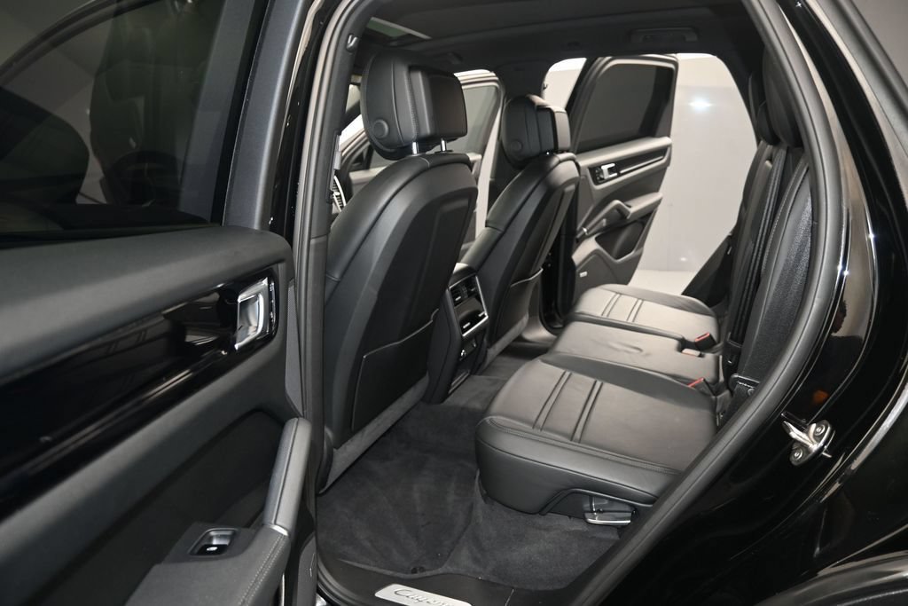 Used 2020 Porsche Cayenne AWD/4WD image 12