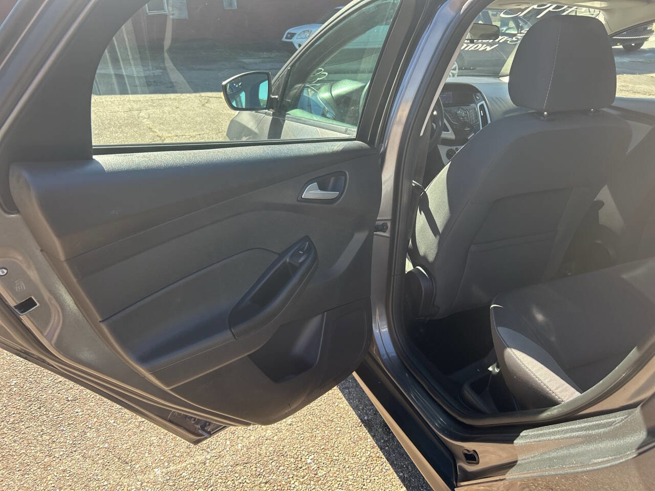 Used 2013 Ford Focus SE w/ SE Winter Pkg image 18