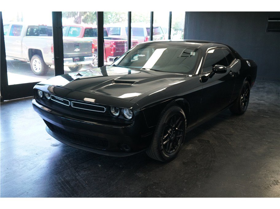 Used 2016 Dodge Challenger SXT RWD image 3