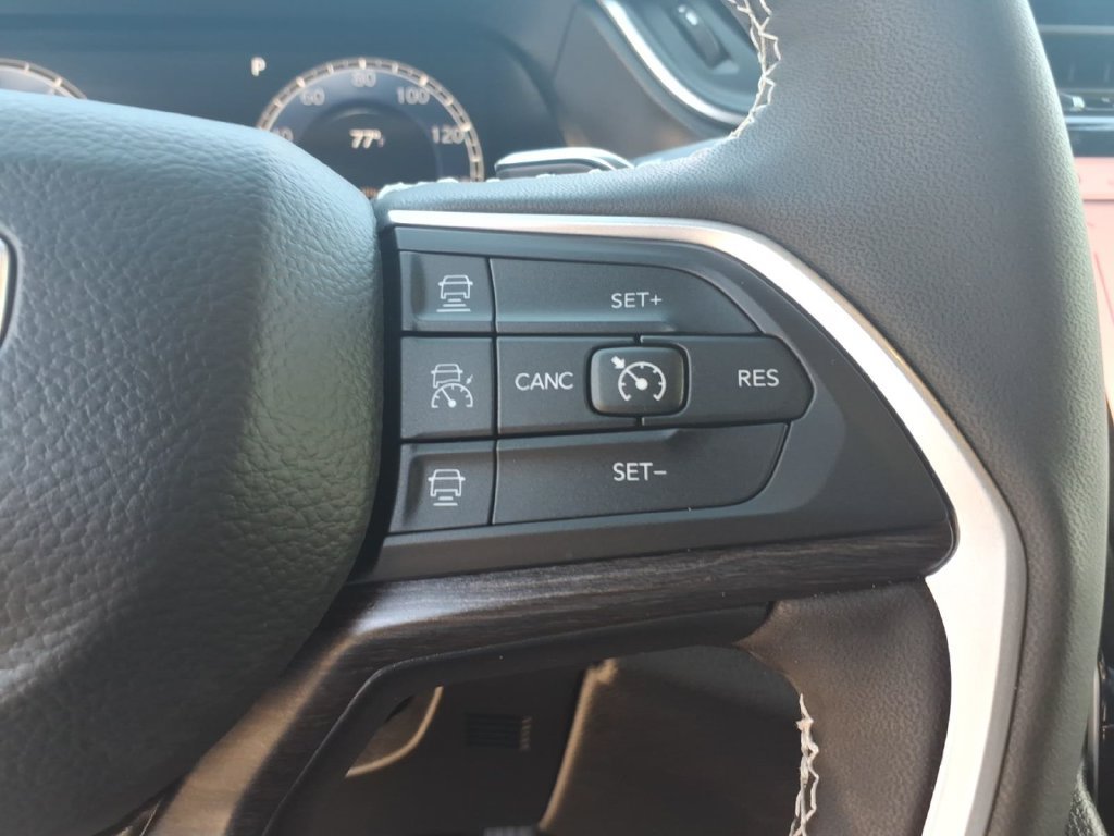 Used 2025 Jeep Grand Cherokee Limited w/ Black Appearance Package AWD/4WD image 9