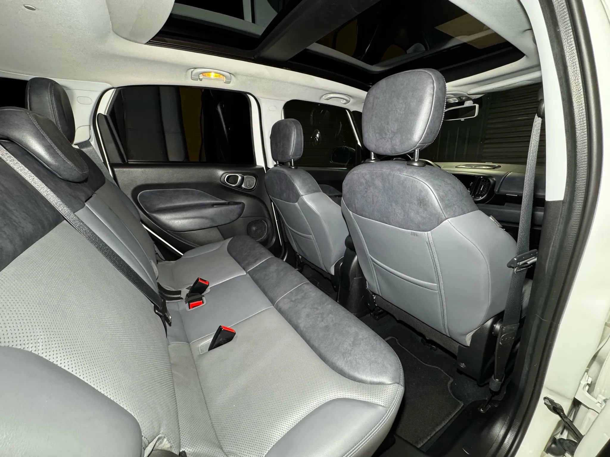 Used 2017 FIAT 500L Trekking w/ Dual-Pane Sunroof Package FWD image 23
