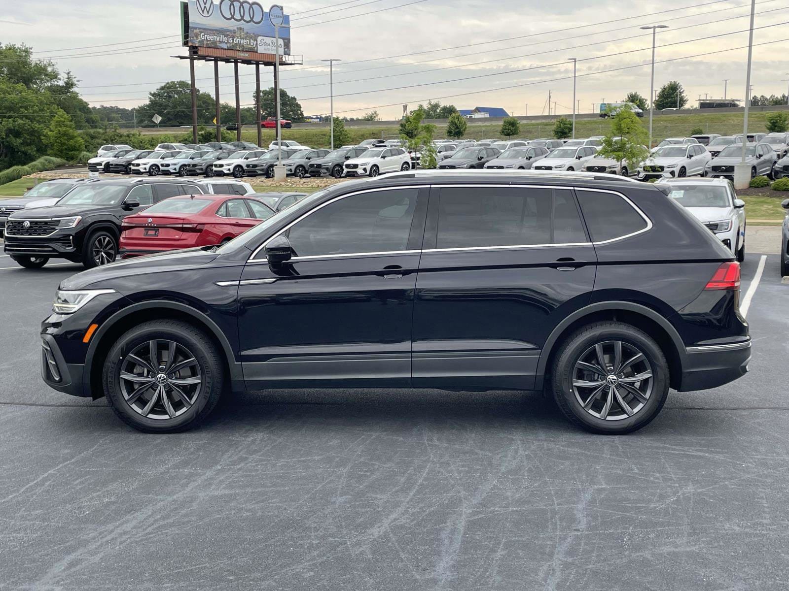 Used 2022 Volkswagen Tiguan SE w/ Panoramic Sunroof Package FWD image 4