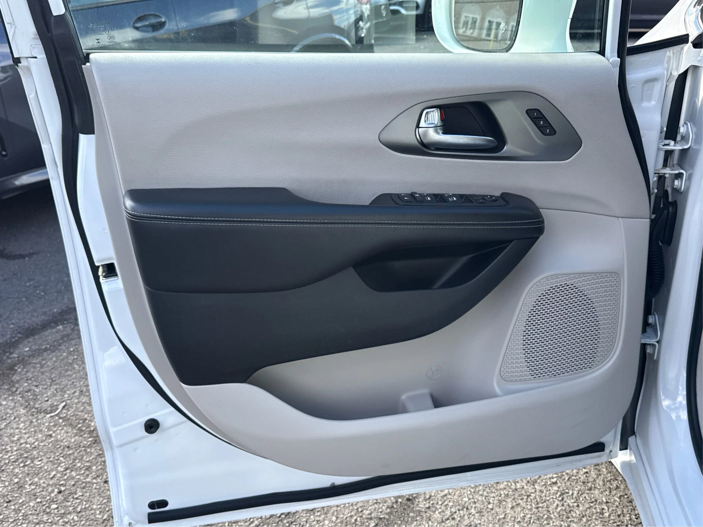 Used 2022 Chrysler Pacifica Touring-L image 17