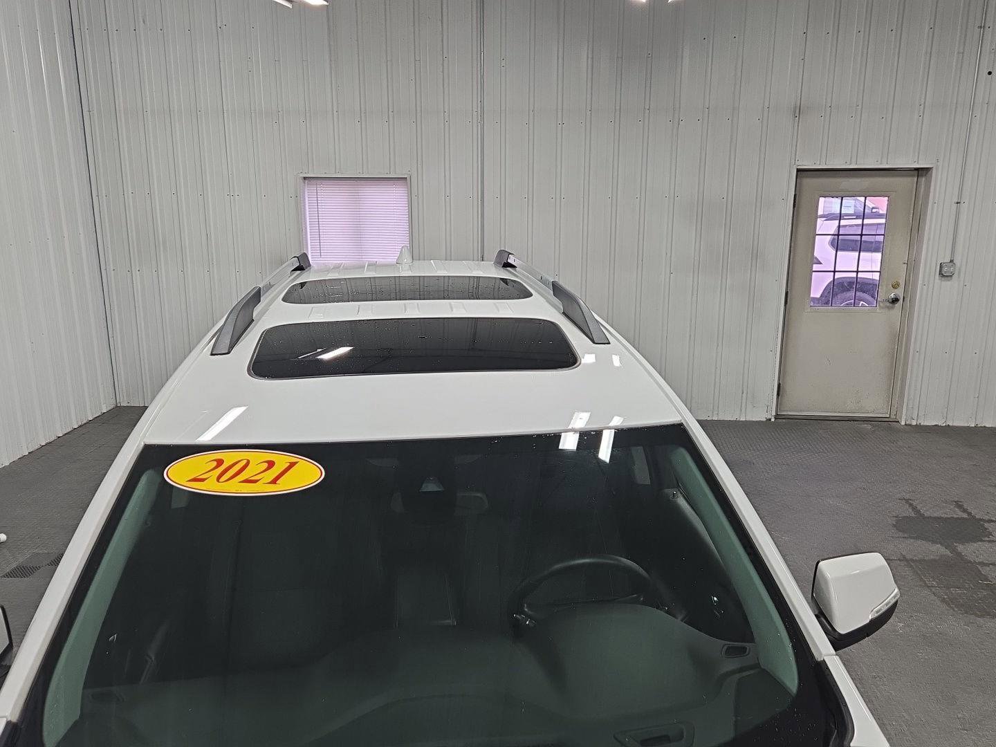 Used 2021 GMC Acadia SLE w/ Driver Convenience Package image 4