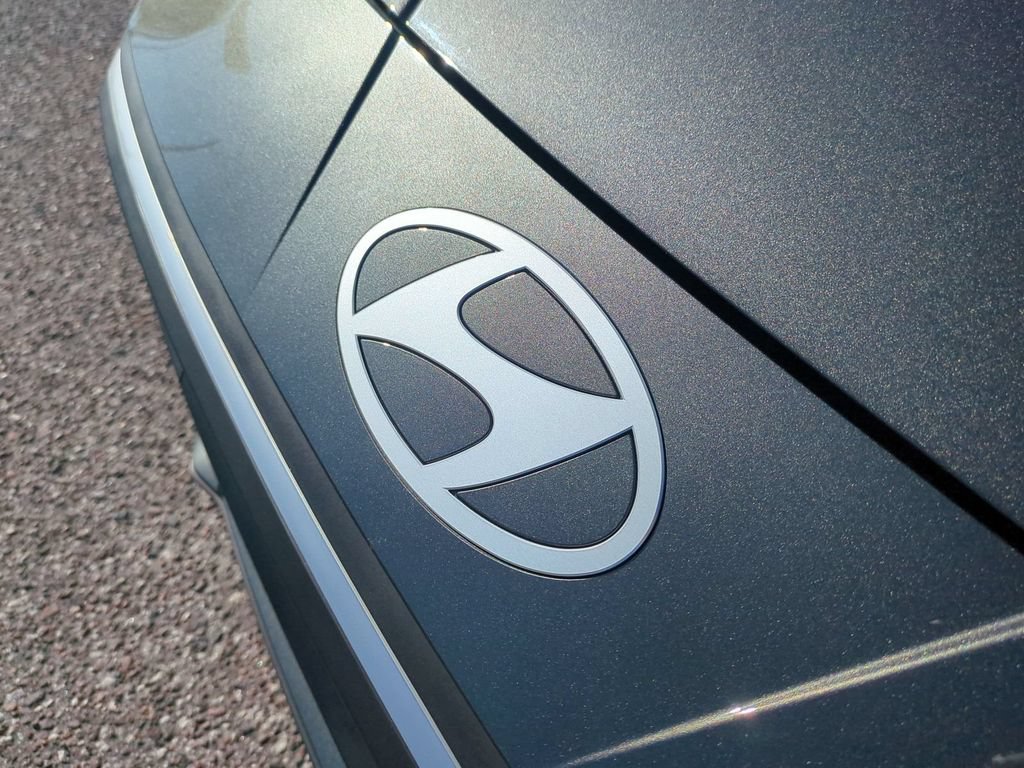 Used 2025 Hyundai Elantra Hybrid FWD image 13