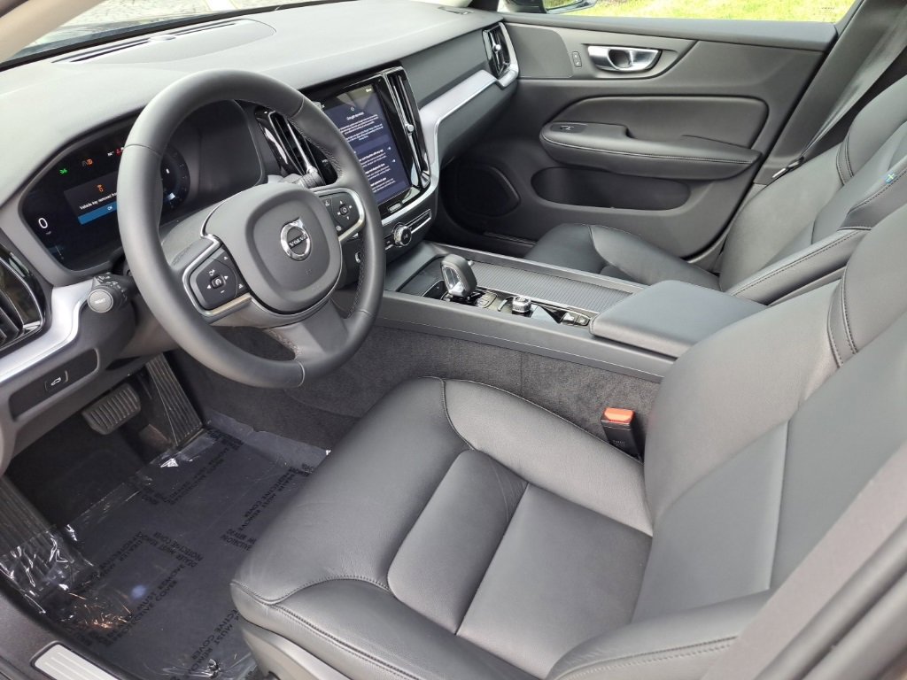 Used 2025 Volvo S60 B5 Core image 12